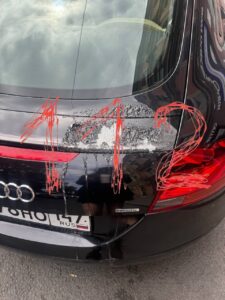 «Верни деньги, которые я потратил на тебя во время отношений»: сталкер облил кислотой машину бывшей