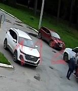 публикует записи с камер наблюдения, на которых видно, как мужчины начали избивать учёного.