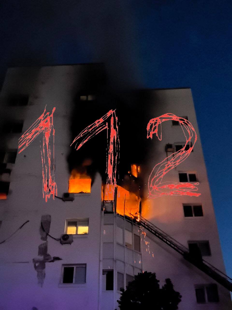В результате пожара в жилом доме в центре Самары один человек погиб. Мужчина выпрыгнул из окна, пытаясь спастись от огня. В результате пожара в жилом доме в центре Самары один человек погиб. Мужчина выпрыгнул из окна, пытаясь спастись от огня.