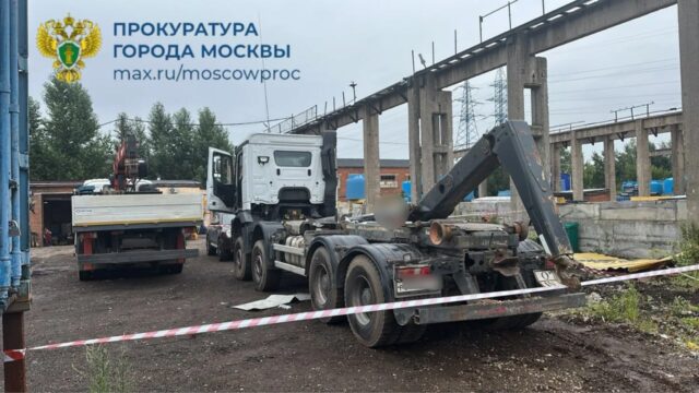 Рабочий погиб от обрушения гидравлической стрелы на стройке в Москве.