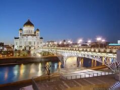 Человек спрыгнул с Патриаршего моста в центре Москвы. Человек спрыгнул с Патриаршего моста в центре Москвы.