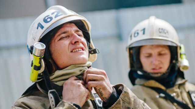 Владимиров: в промзоне на севере Ставрополя после атаки БПЛА вспыхнул пожар Сотрудники МЧС - РИА Новости, 1920, 19.07.2026