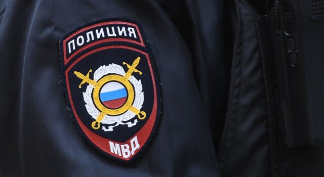 В Сочи проверяют мужчину, который нес по улице младенца за ногу вниз головой Нашивка на рукаве сотрудника полиции - РИА Новости, 1920, 04.07.2026