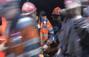 Омбудсмен просит прокуратуру Кузбасса расследовать гибель шахтера в Новокузнецке Шахтеры после смены выходят из забоя шахты - РИА Новости, 1920, 04.07.2026