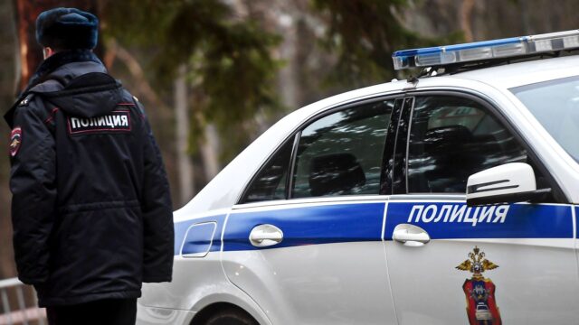 В Сочи пристававшего к туристке с детьми мужчину арестовали на трое суток Сотрудник полиции возле служебного автомобиля - РИА Новости, 1920, 12.07.2026