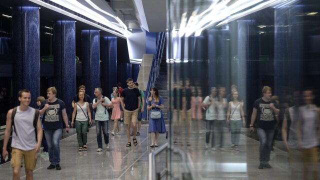 В Петербурге троим подросткам стало плохо в метро, их госпитализировали Пассажиры на станции метро в Санкт-Петербурге - РИА Новости, 1920, 16.07.2026