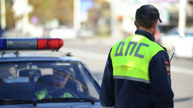В Чувашии микронаушник застрял в ухе мужчины во время экзамена в ГИБДД Инспектор ГИБДД - РИА Новости, 1920, 05.07.2026