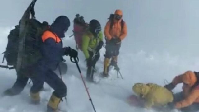 На Эльбрусе обнаружили тело 11-летнего мальчика и пострадавшего мужчины Поисково-спасательные работы на горе Эльбрус - РИА Новости, 1920, 19.07.2026