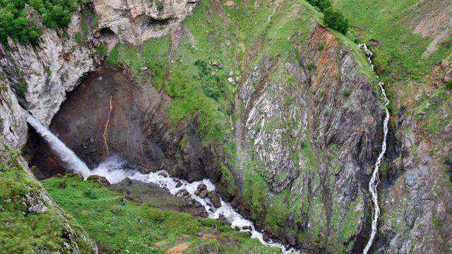 МЧС: в КБР эвакуировали тело туристки, упавшей в обрыв у водопада Водопад Султан в окрестностях урочища Джилы-Су в Кабардино-Балкарии - РИА Новости, 1920, 19.07.2026