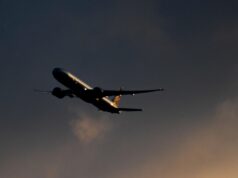 В аэропорту Пензы ввели временные ограничения на прием и выпуск самолетов Пассажирский самолет в небе - РИА Новости, 1920, 16.07.2026