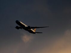 В аэропорту Оренбурга ввели ограничения на прием и выпуск воздушных судов Пассажирский самолет в небе - РИА Новости, 1920, 08.07.2026