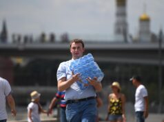 Фаццини: европейская часть России сильнее всего пострадает от новой волны жары Прохожий с упаковкой питьевой воды - РИА Новости, 1920, 13.07.2026