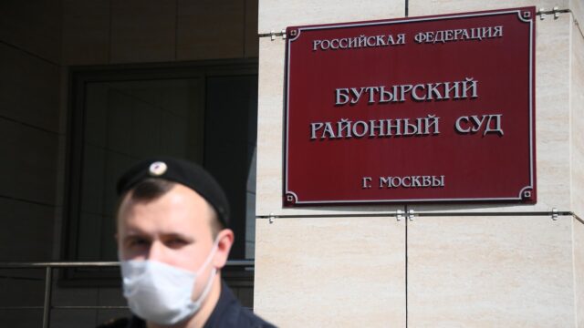 Сотрудник Федеральной службы судебных приставов у здания Бутырского районного суда города Москвы - РИА Новости, 1920, 22.07.2026