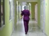 Число отравившихся на базе на Ставрополье выросло до 80, пятеро в больнице Медсестра несет капельницу - РИА Новости, 1920, 18.07.2026