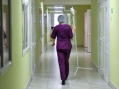Число отравившихся на базе на Ставрополье выросло до 80, пятеро в больнице Медсестра несет капельницу - РИА Новости, 1920, 18.07.2026
