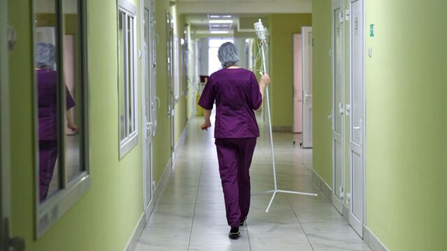 Число отравившихся на базе на Ставрополье выросло до 80, пятеро в больнице Медсестра несет капельницу - РИА Новости, 1920, 18.07.2026