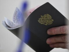 В Нерехте глава семьи с 6 детьми без работы сам отказывался от вакансий Сотрудник Центра занятости населения держит в руках трудовую книжку посетителя - РИА Новости, 1920, 01.07.2026