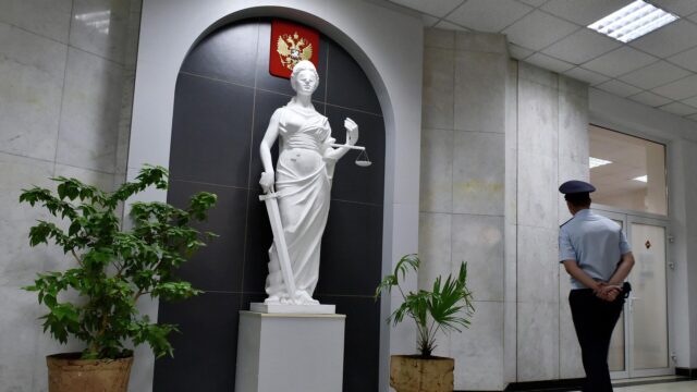 Жительница Кубани получила 4,5 года колонии за истязание приёмных детей Статуя Фемиды в здании суда - РИА Новости, 1920, 16.07.2026