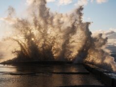 Житель Ростовской области утонул в море во время шторма в Сочи Шторм в Сочи - РИА Новости, 1920, 27.07.2026