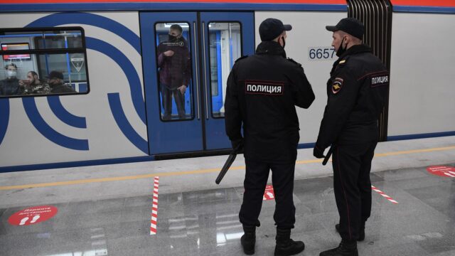 В Москве полицейские проникшего на пути в метро подростка Сотрудники полиции на станции Московского метрополитена - РИА Новости, 1920, 23.07.2026