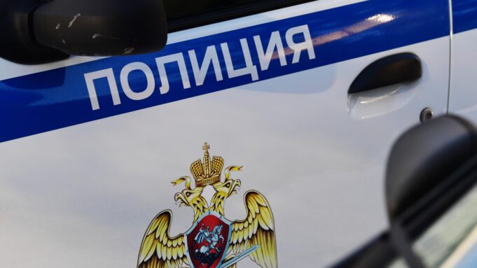 Полиция на Камчатке стреляла по колесам авто с подростком, проехавшим на красный Полицейский автомобиль - РИА Новости, 1920, 04.07.2026