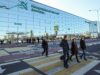 Люди у здания терминала C2 в международном аэропорту Волгограда - РИА Новости, 1920, 06.07.2026