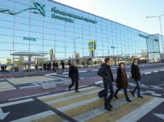 Люди у здания терминала C2 в международном аэропорту Волгограда - РИА Новости, 1920, 06.07.2026