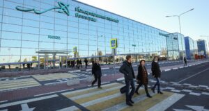 Люди у здания терминала C2 в международном аэропорту Волгограда - РИА Новости, 1920, 06.07.2026