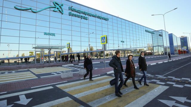 Люди у здания терминала C2 в международном аэропорту Волгограда - РИА Новости, 1920, 06.07.2026