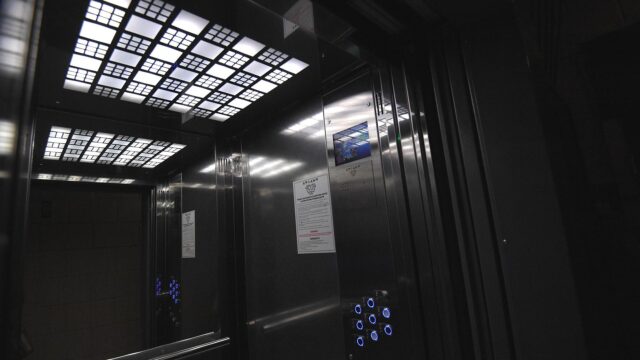 На юго-востоке Москвы лифт упал на рабочего во время ремонта Кабина лифта в жилом доме в Москве - РИА Новости, 1920, 31.07.2026