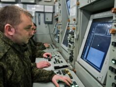 Боевое дежурство за пультом управления зенитно-ракетного комплекса - РИА Новости, 1920, 25.07.2026