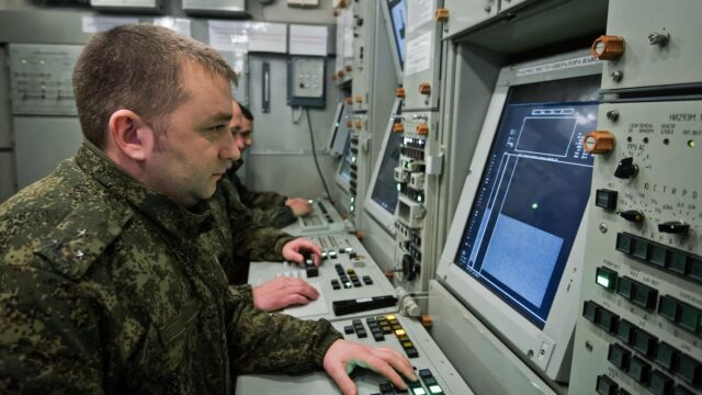Боевое дежурство за пультом управления зенитно-ракетного комплекса - РИА Новости, 1920, 25.07.2026