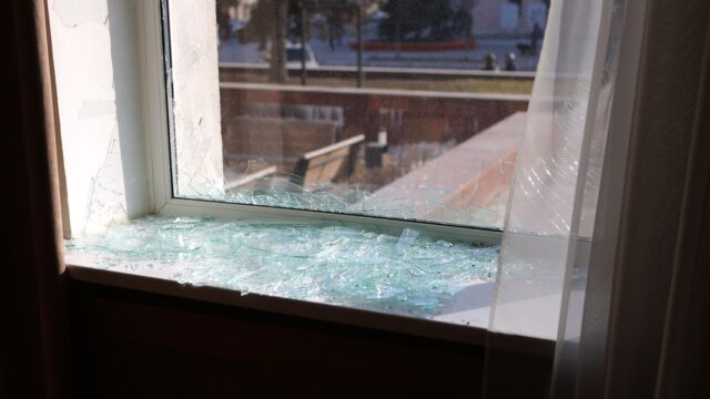 В Горловке при атаке БПЛА повреждены несколько домов и автомобилей Разбитое окно после атаки украинского беспилотника - РИА Новости, 1920, 20.07.2026