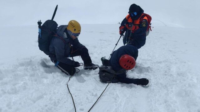 МЧС: шесть альпинистов попросили о помощи во время спуска с Эльбруса Эвакуация альпиниста с Эльбруса спасателями МЧС России - РИА Новости, 1920, 25.07.2026