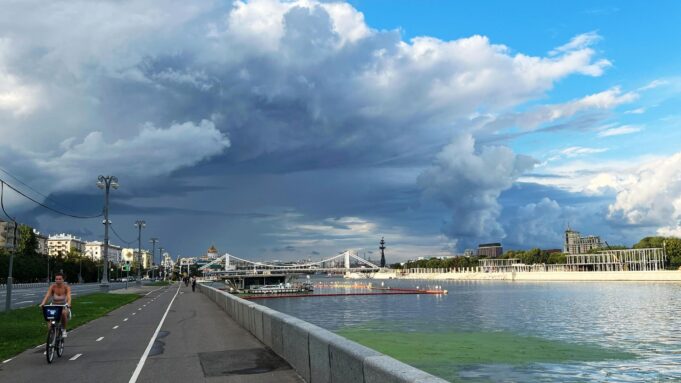 В Москве-реке на западе столицы нашли тело мужчины Москва-река - РИА Новости, 1920, 01.07.2026
