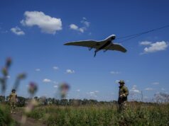 Обломки БПЛА упали в станице Смоленской Краснодарского края, произошел пожар Украинские военнослужащие запускают беспилотник - РИА Новости, 1920, 07.07.2026