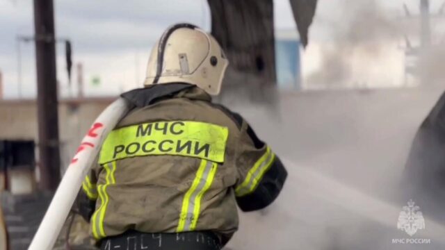 На территории Ильского НПЗ на Кубани вспыхнул пожар из-за падения обломков БПЛА Тушение пожара - РИА Новости, 1920, 10.07.2026