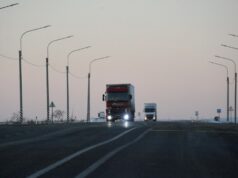 Движение на выезде из Ярославля в сторону Москвы перекрыли из-за атаки БПЛА Автомобили на дороге - РИА Новости, 1920, 16.07.2026