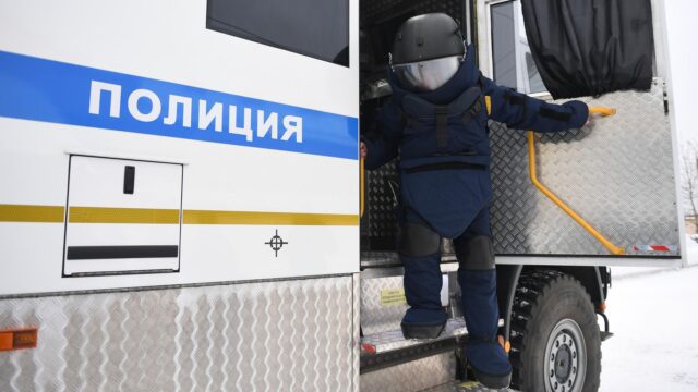 В Таганроге саперы завершили работу на месте падения обломков БПЛА Сапер в защитном костюме - РИА Новости, 1920, 29.07.2026