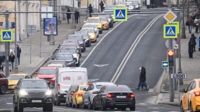 На Боровицкой площади и Новоарбатском мосту временно ограничили движение Автомобильное движение в Москве - РИА Новости, 1920, 16.07.2026