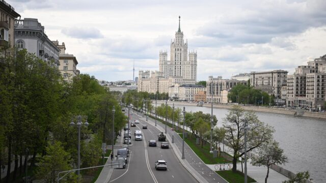 Полиция ищет руфера, залезшего на шпиль высотки на Котельнической набережной Высотка на Котельнической набережной - РИА Новости, 1920, 06.07.2026