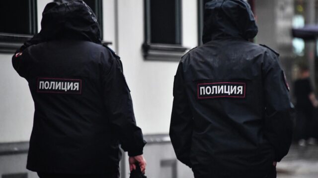 В Москве десять мигрантов арестовали на 15 суток после драки на стройплощадке Сотрудники полиции - РИА Новости, 1920, 31.07.2026