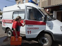 В ДНР два мирных жителя получили ранения при атаке украинского БПЛА в Горловке Медик мобильной бригады готовится к выезду в автомобиле скорой помощи в Горловке - РИА Новости, 1920, 19.07.2026