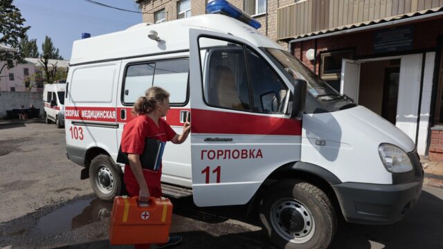 В ДНР два мирных жителя получили ранения при атаке украинского БПЛА в Горловке Медик мобильной бригады готовится к выезду в автомобиле скорой помощи в Горловке - РИА Новости, 1920, 19.07.2026