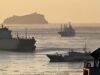 Суда в Японском море попросили помочь искать обломки пропавшего вертолета Корабли в проливе Босфор Восточный во Владивостоке - РИА Новости, 1920, 17.07.2026