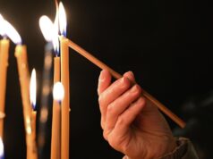 Мошенники атакуют священников, приглашая на якобы встречу с патриархом Кириллом Девушка зажигает свечку - РИА Новости, 1920, 22.07.2026