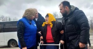 Уполномоченный по правам человека в РФ Татьяна Москалькова общается с мирным жителем, возвращенным из плена - РИА Новости, 1920, 04.07.2026