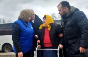 Уполномоченный по правам человека в РФ Татьяна Москалькова общается с мирным жителем, возвращенным из плена - РИА Новости, 1920, 04.07.2026