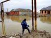 В Гергебильском районе Дагестана ввели режим ЧС из-за подтопления Сотрудник МЧС Дагестана проверяет уровень воды - РИА Новости, 1920, 09.07.2026