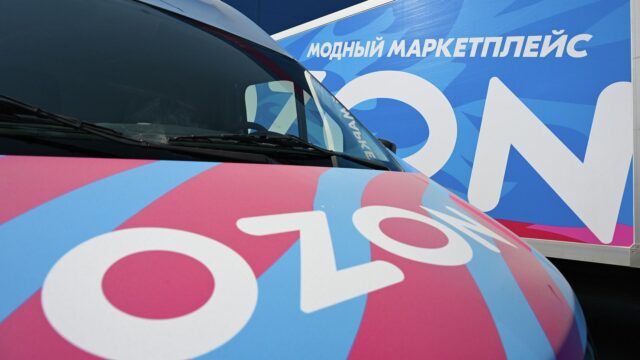 Машины у оптово-распределительного центра группы компаний Ozon - РИА Новости, 1920, 31.07.2026